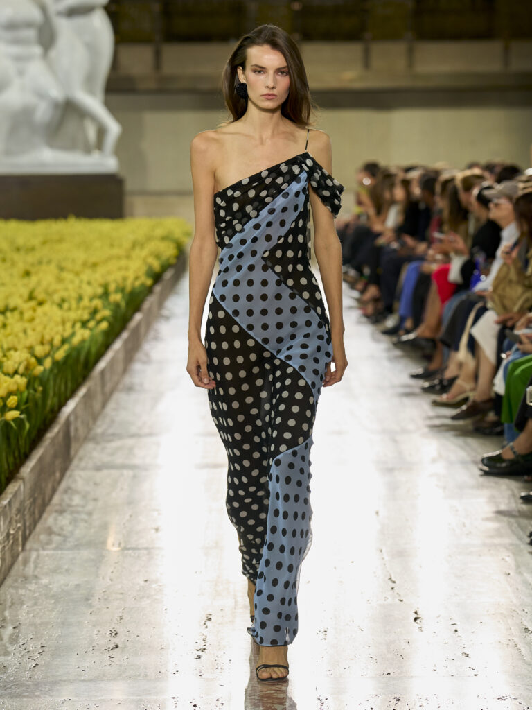 Carolina Herrera fête ses 45 ans avec Warhol, le New Yorker et Taffin 116 Carolina Herrera S27 Look 042 3X4