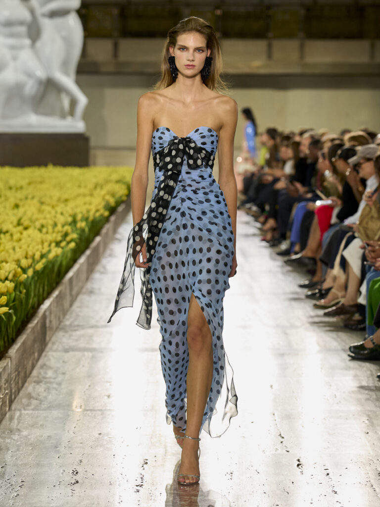 Carolina Herrera fête ses 45 ans avec Warhol, le New Yorker et Taffin 73 Carolina Herrera S27 Look 044 3X4