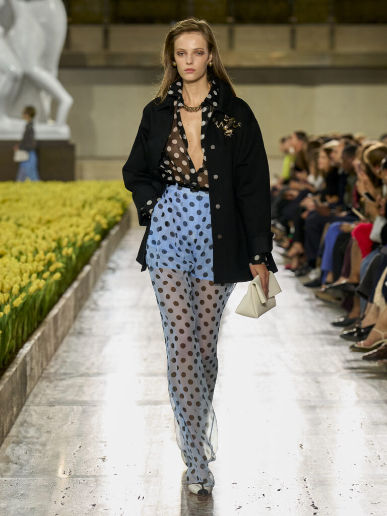 Carolina Herrera fête ses 45 ans avec Warhol, le New Yorker et Taffin 80 Carolina Herrera S27 Look 045 3X4