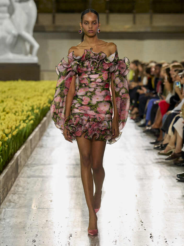 Carolina Herrera fête ses 45 ans avec Warhol, le New Yorker et Taffin 93 Carolina Herrera S27 Look 050 3X4