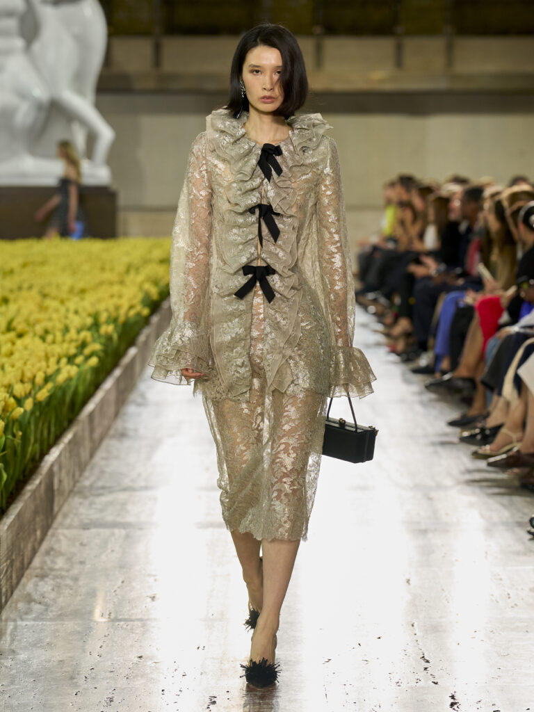 Carolina Herrera fête ses 45 ans avec Warhol, le New Yorker et Taffin 96 Carolina Herrera S27 Look 051 3X4