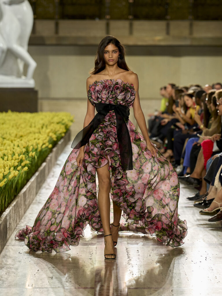 Carolina Herrera fête ses 45 ans avec Warhol, le New Yorker et Taffin 115 Carolina Herrera S27 Look 052 3X4