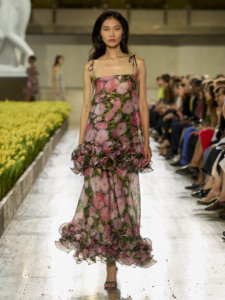 Carolina Herrera fête ses 45 ans avec Warhol, le New Yorker et Taffin 74 Carolina Herrera S27 Look 054 3X4