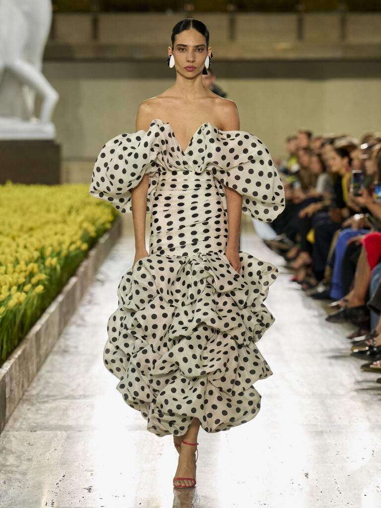 Carolina Herrera fête ses 45 ans avec Warhol, le New Yorker et Taffin 69 Carolina Herrera S27 Look 062 3X4
