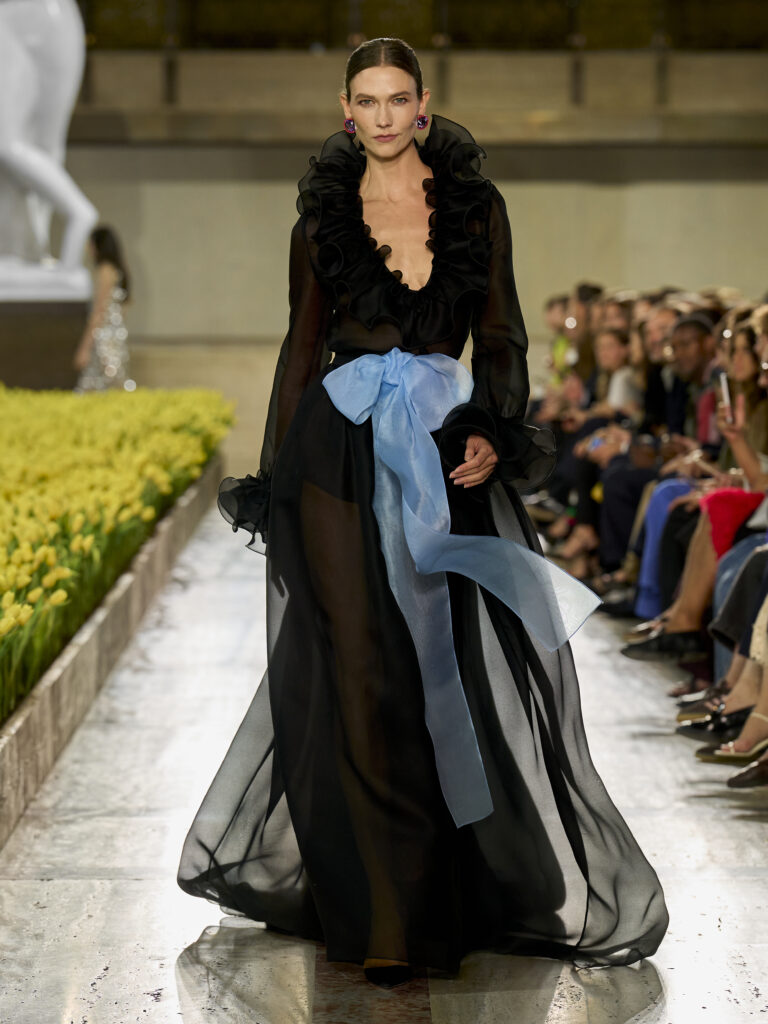 Carolina Herrera fête ses 45 ans avec Warhol, le New Yorker et Taffin 83 Carolina Herrera S27 Look 063 3X4