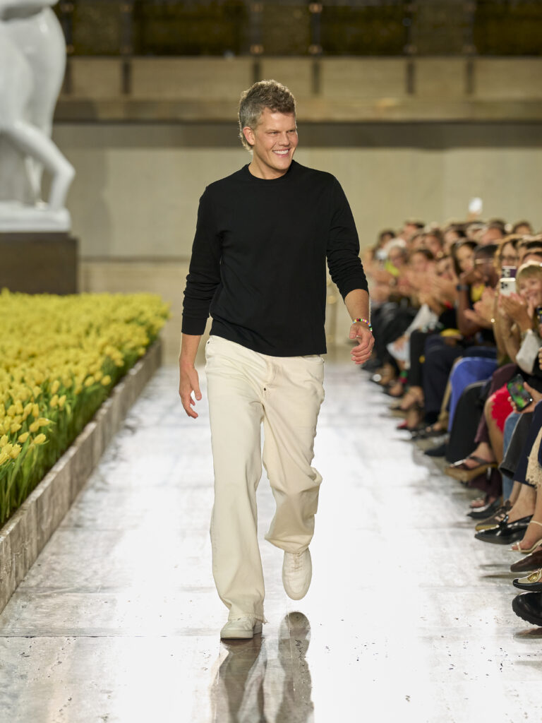 Carolina Herrera fête ses 45 ans avec Warhol, le New Yorker et Taffin 112 Carolina Herrera S27 Look 064 3X4