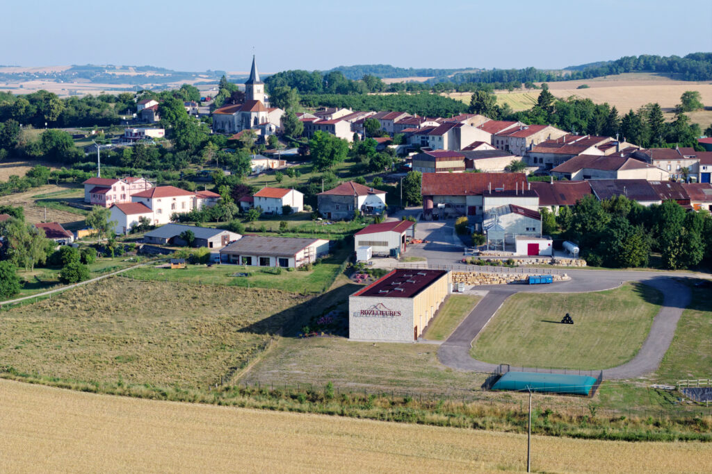 À Rozelieures, un whisky se distille aussi dans les sols volcaniques de Lorraine 88 Chai nouveau et vue village Rozelieures Vincent Damarin 6