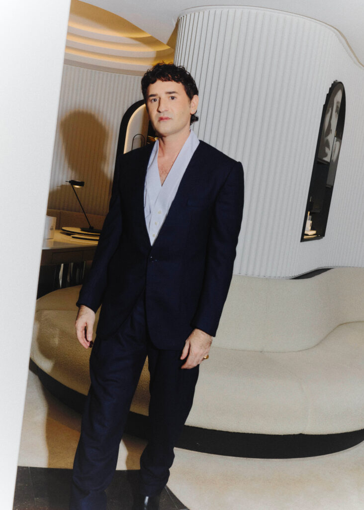 Carita remet la haute coiffure au premier plan 95 Copy of carita 290926 valentin le cron LC 8786