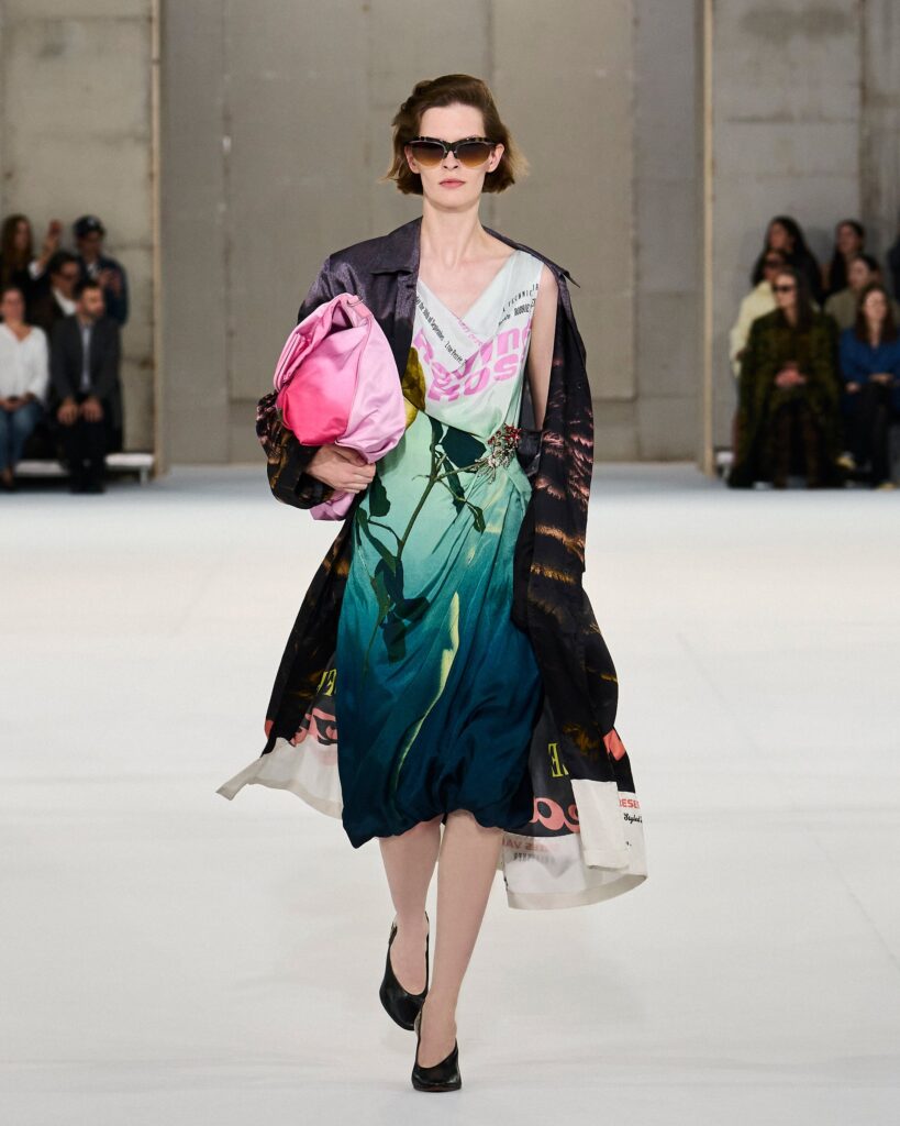 Une vision cinématographique du glamour dans la collection Dries Van Noten 25 DRIES VAN NOTEN WOMEN SS27 3278X4098 LOOK 03