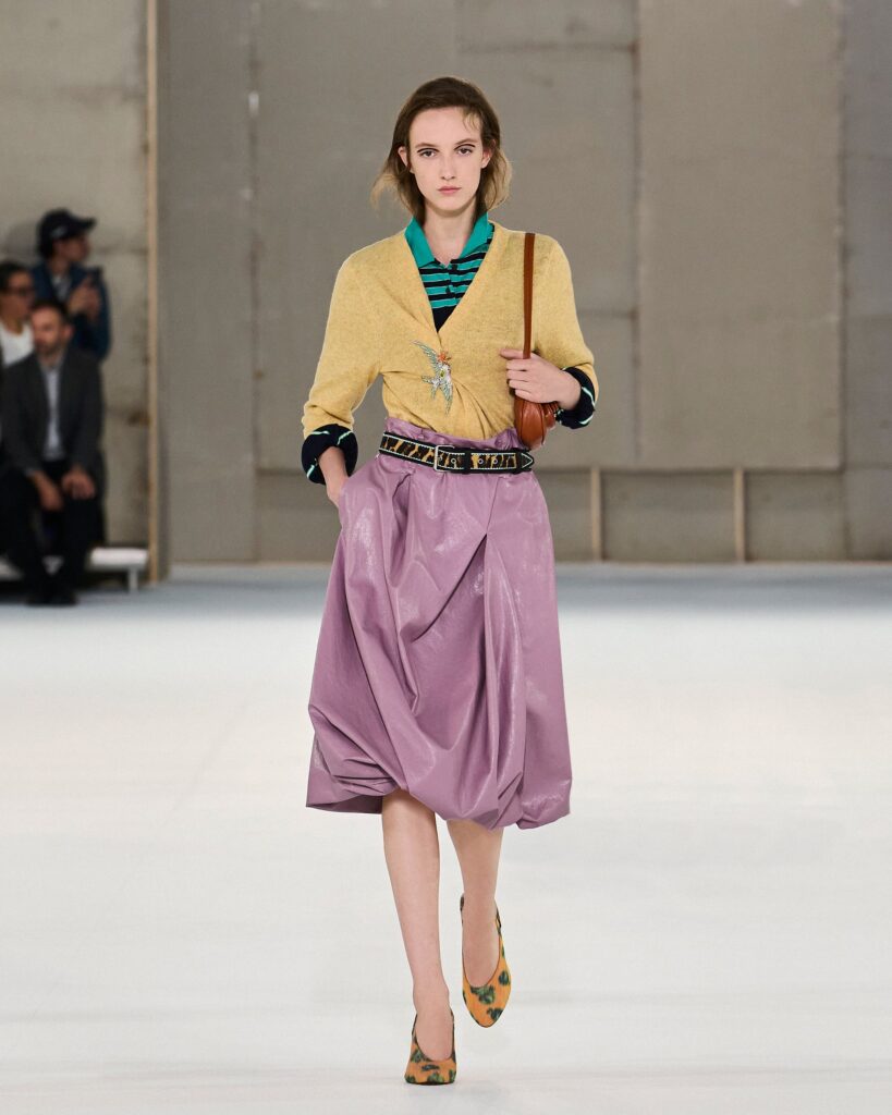Une vision cinématographique du glamour dans la collection Dries Van Noten 26 DRIES VAN NOTEN WOMEN SS27 3278X4098 LOOK 10