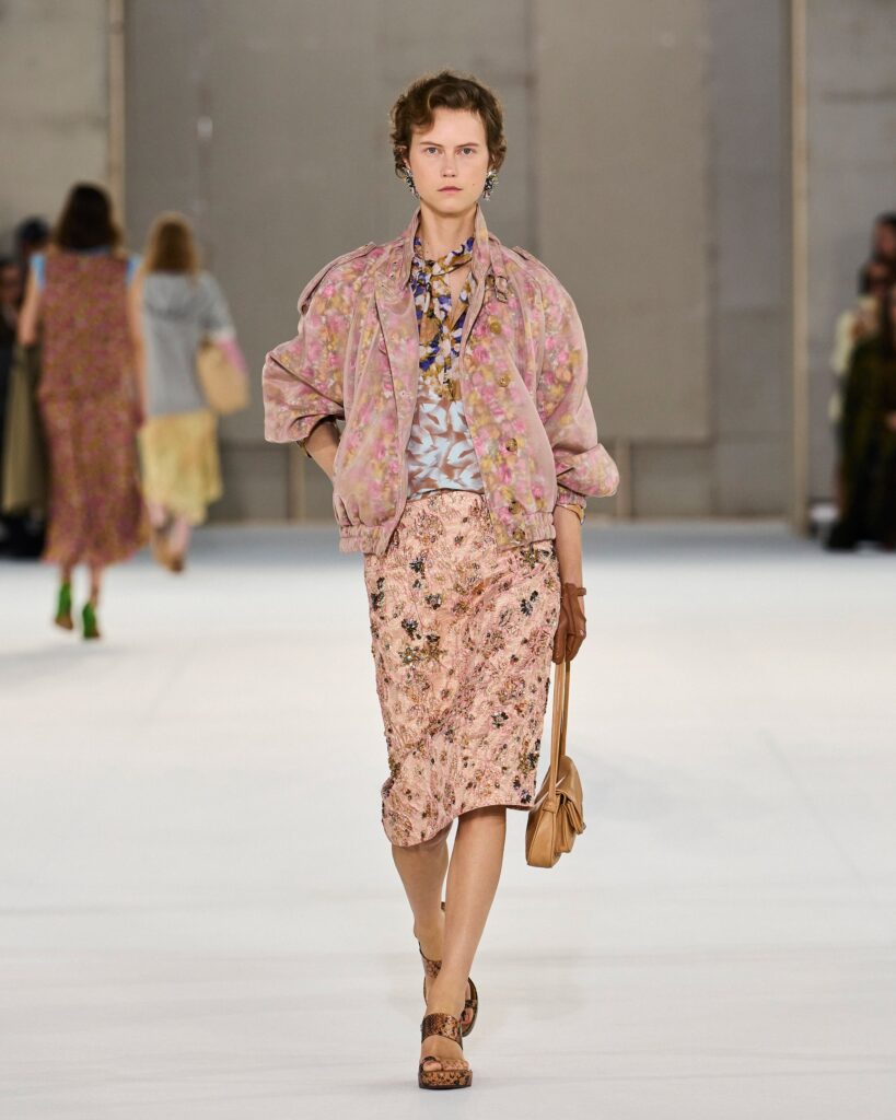 Une vision cinématographique du glamour dans la collection Dries Van Noten 28 DRIES VAN NOTEN WOMEN SS27 3278X4098 LOOK 27