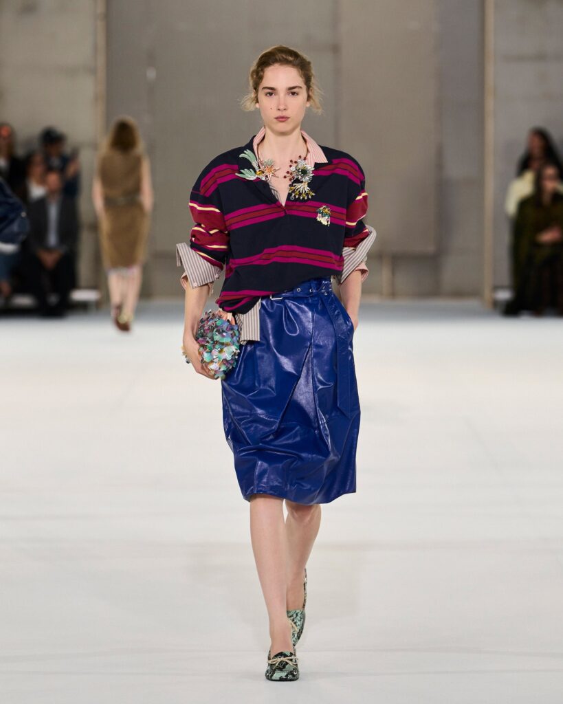 Une vision cinématographique du glamour dans la collection Dries Van Noten 29 DRIES VAN NOTEN WOMEN SS27 3278X4098 LOOK 35