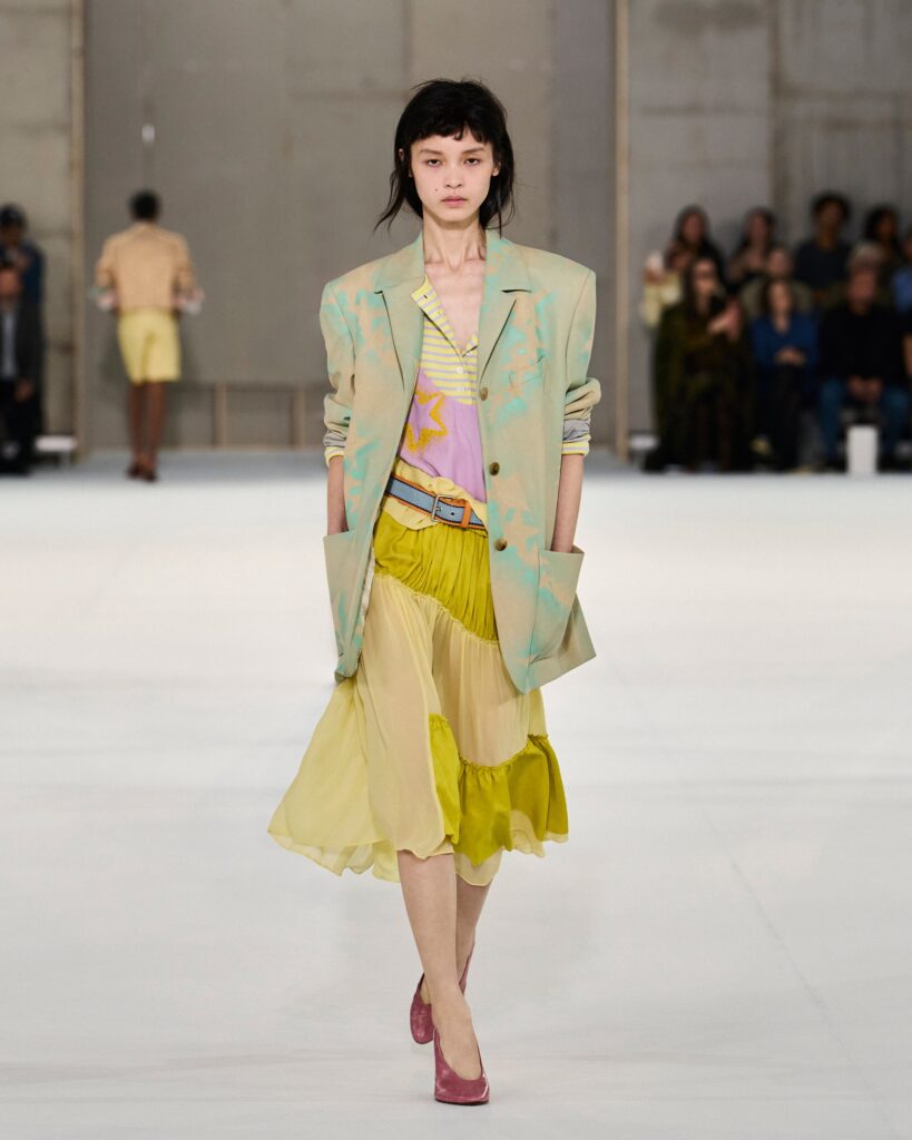 Une vision cinématographique du glamour dans la collection Dries Van Noten 30 DRIES VAN NOTEN WOMEN SS27 3278X4098 LOOK 40
