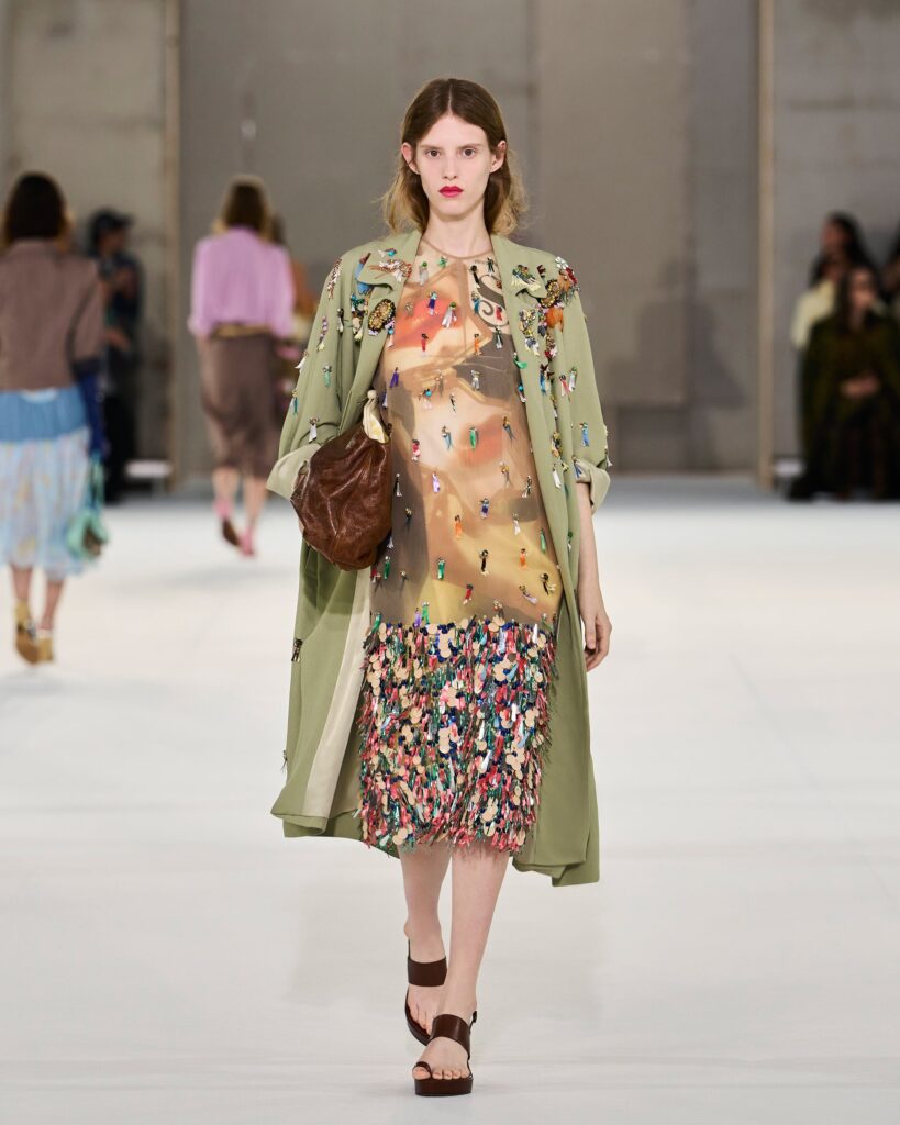 Une vision cinématographique du glamour dans la collection Dries Van Noten 31 DRIES VAN NOTEN WOMEN SS27 3278X4098 LOOK 48