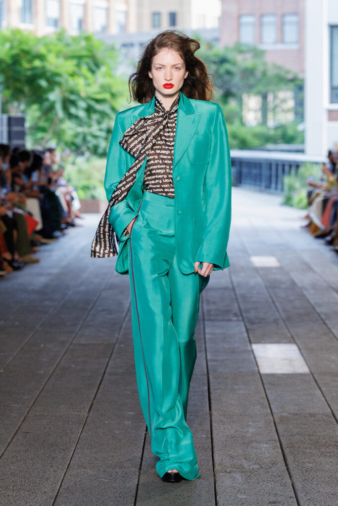 ديان فون فورستنبرغ ربيع وصيف 2027: لغة الجسد وحرية أن تكون المرأة ذاتها 25 DVF SS27 Runway 9x16 look02