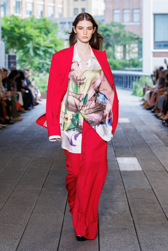 ديان فون فورستنبرغ ربيع وصيف 2027: لغة الجسد وحرية أن تكون المرأة ذاتها 28 DVF SS27 Runway 9x16 look14