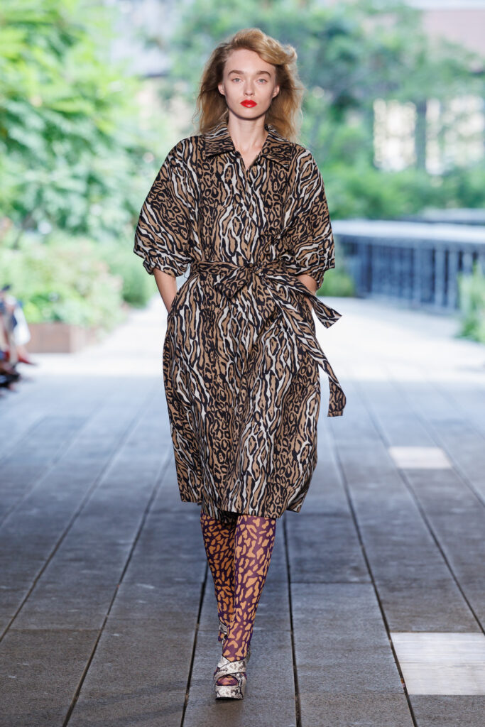 ديان فون فورستنبرغ ربيع وصيف 2027: لغة الجسد وحرية أن تكون المرأة ذاتها 30 DVF SS27 Runway 9x16 look17