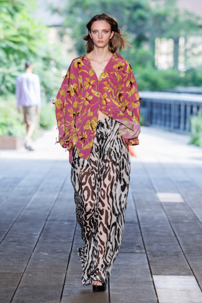 ديان فون فورستنبرغ ربيع وصيف 2027: لغة الجسد وحرية أن تكون المرأة ذاتها 31 DVF SS27 Runway 9x16 look30
