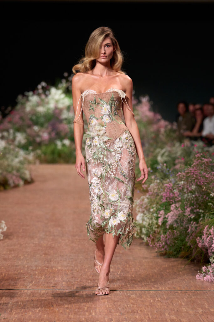 Elie Saab printemps-été 2027 : Jean Harlow, la lingerie et un trench noué 25 FIO00036 TIF RGB 2X3