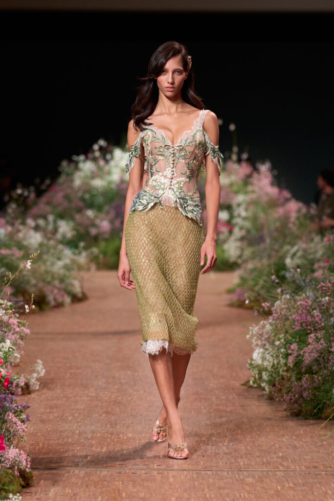 Elie Saab printemps-été 2027 : Jean Harlow, la lingerie et un trench noué 26 FIO00063 TIF RGB 2X3