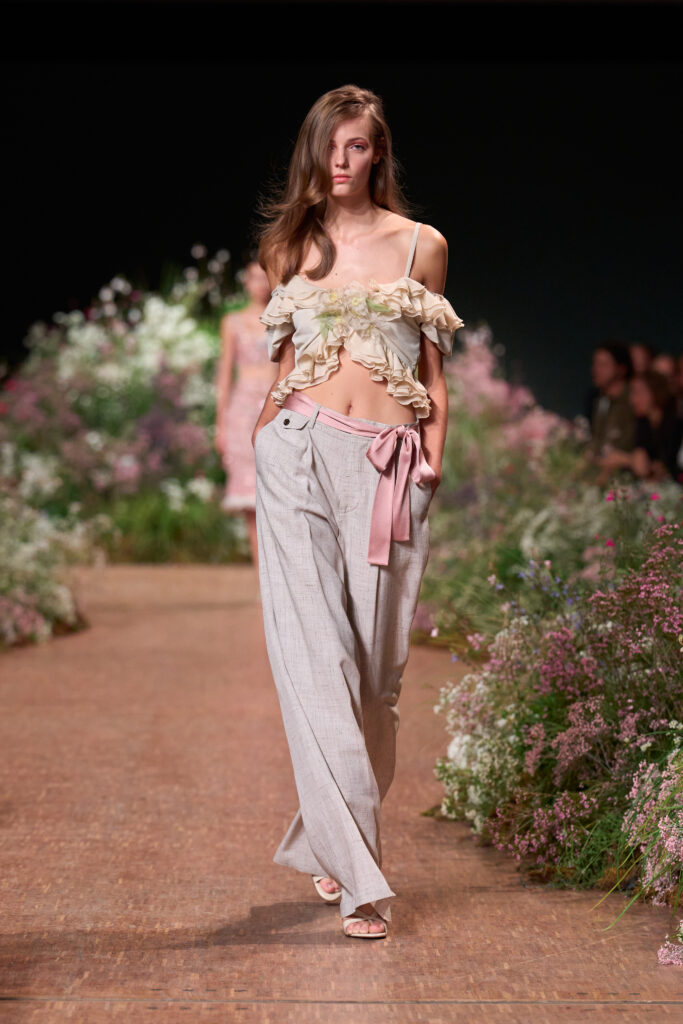 Elie Saab printemps-été 2027 : Jean Harlow, la lingerie et un trench noué 27 FIO00074 TIF RGB 2X3