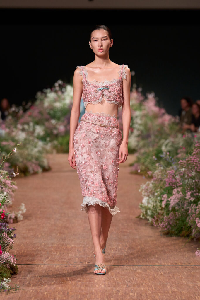 Elie Saab printemps-été 2027 : Jean Harlow, la lingerie et un trench noué 28 FIO00101 TIF RGB 2X3