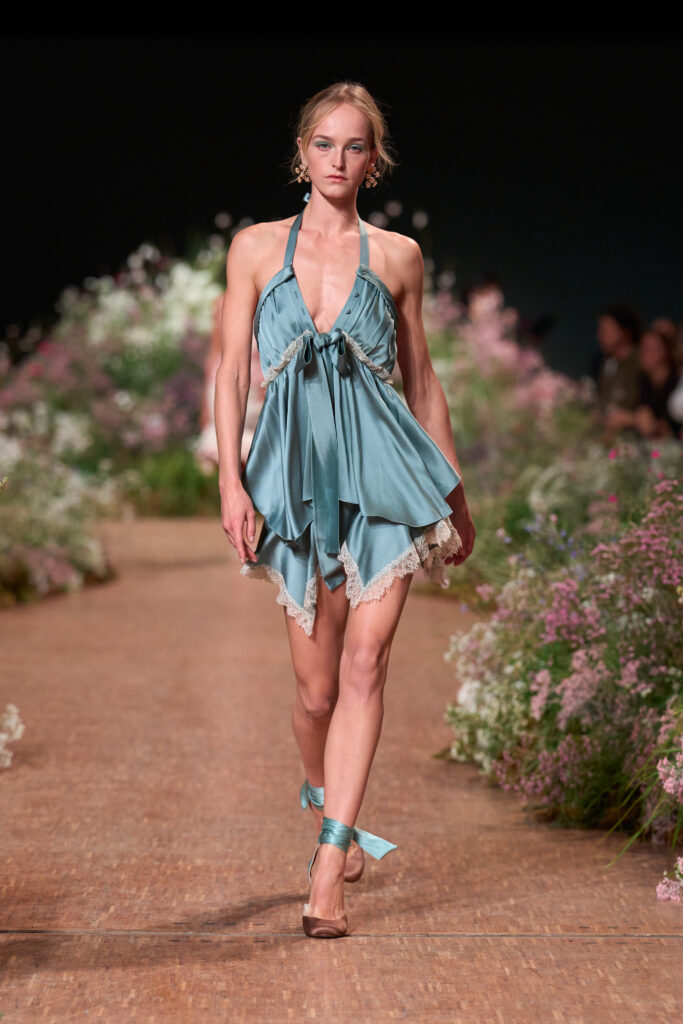 Elie Saab printemps-été 2027 : Jean Harlow, la lingerie et un trench noué 29 FIO00122 TIF RGB 2X3