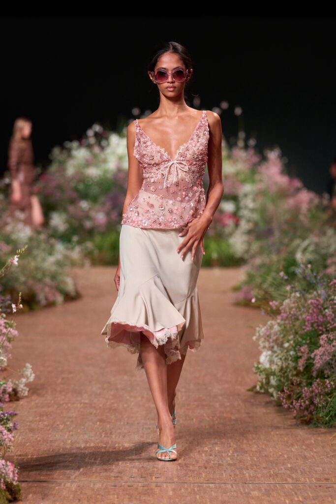 Elie Saab printemps-été 2027 : Jean Harlow, la lingerie et un trench noué 30 FIO00138 TIF RGB 2X3