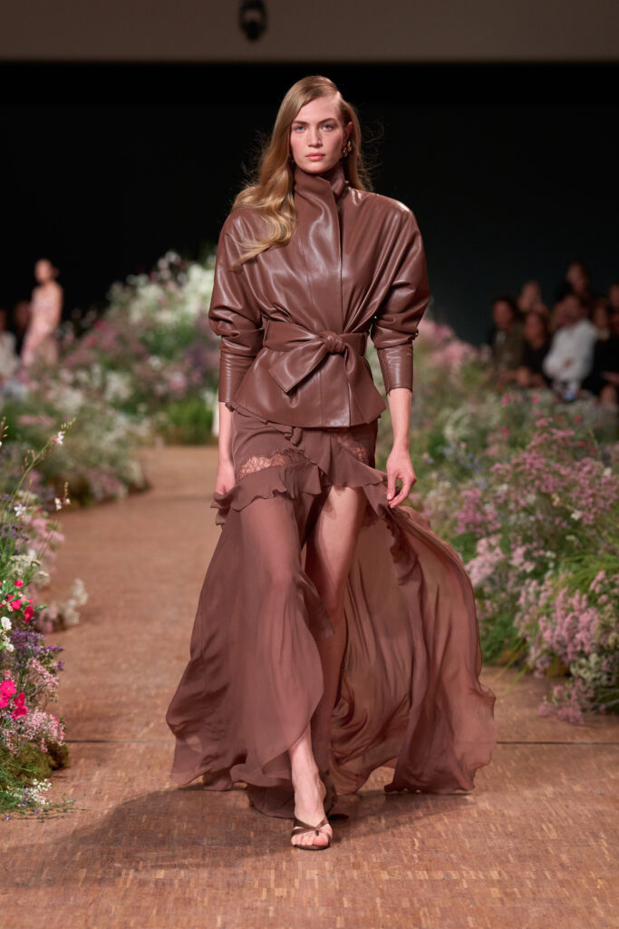 Elie Saab printemps-été 2027 : Jean Harlow, la lingerie et un trench noué 31 FIO00170 TIF RGB 2X3