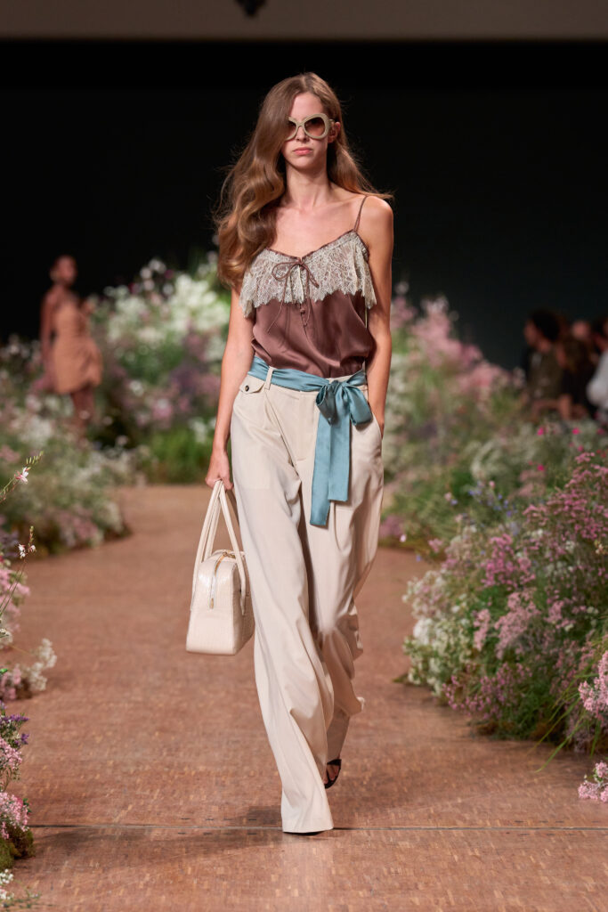 Elie Saab printemps-été 2027 : Jean Harlow, la lingerie et un trench noué 32 FIO00187 TIF RGB 2X3