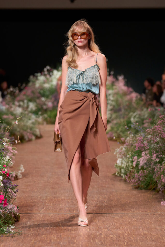Elie Saab printemps-été 2027 : Jean Harlow, la lingerie et un trench noué 34 FIO00226 TIF RGB 2X3