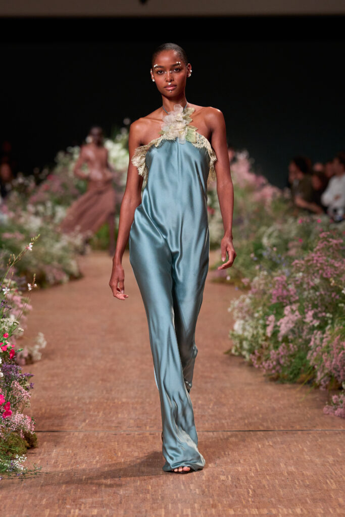 Elie Saab printemps-été 2027 : Jean Harlow, la lingerie et un trench noué 35 FIO00248 TIF RGB 2X3