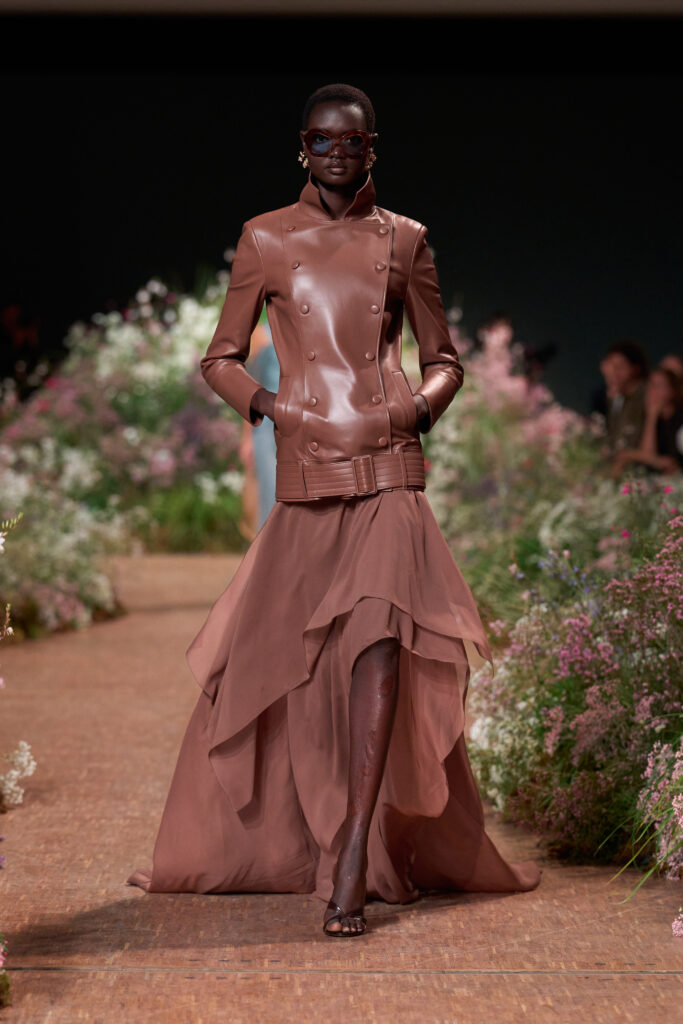 Elie Saab printemps-été 2027 : Jean Harlow, la lingerie et un trench noué 36 FIO00260 TIF RGB 2X3