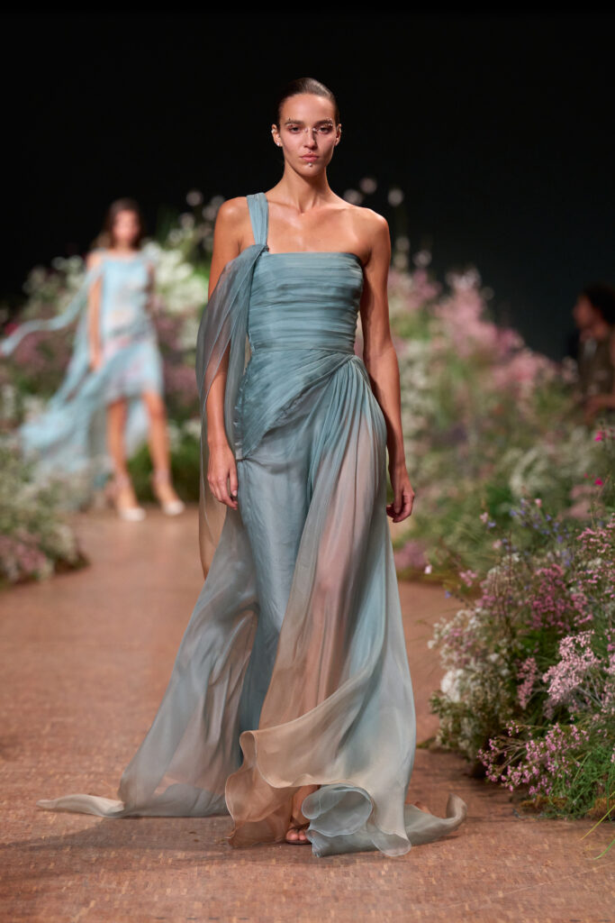 Elie Saab printemps-été 2027 : Jean Harlow, la lingerie et un trench noué 37 FIO00276 TIF RGB 2X3