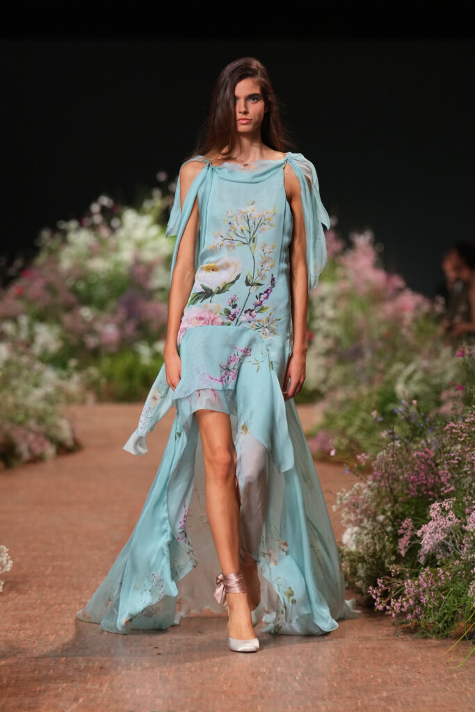 Elie Saab printemps-été 2027 : Jean Harlow, la lingerie et un trench noué 38 FIO00294 TIF RGB 2X3