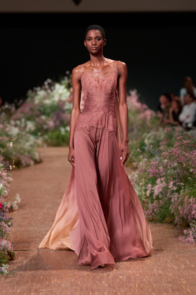 Elie Saab printemps-été 2027 : Jean Harlow, la lingerie et un trench noué 40 FIO01757 TIF RGB 2X3