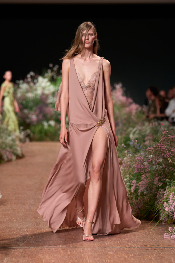 Elie Saab printemps-été 2027 : Jean Harlow, la lingerie et un trench noué 43 FIO01827 TIF RGB 2X3