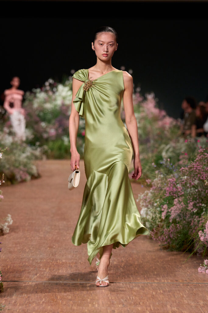 Elie Saab printemps-été 2027 : Jean Harlow, la lingerie et un trench noué 44 FIO01851 TIF RGB 2X3
