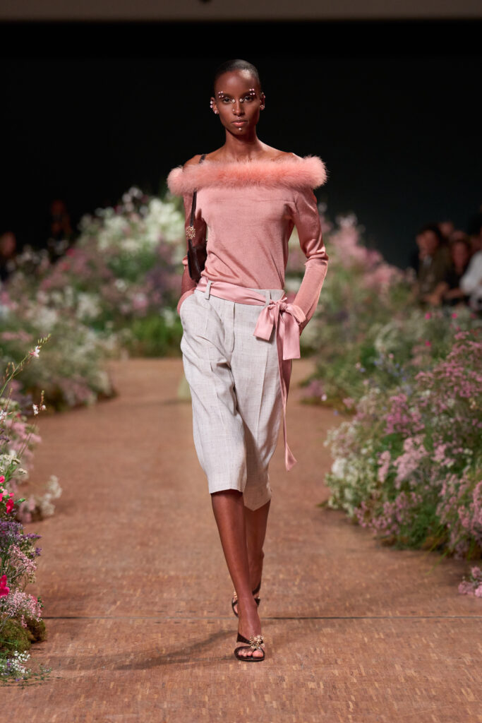 Elie Saab printemps-été 2027 : Jean Harlow, la lingerie et un trench noué 45 FIO01871 TIF RGB 2X3