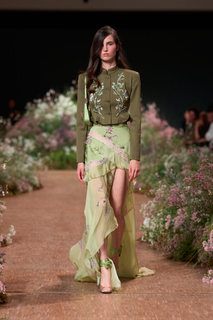 Elie Saab printemps-été 2027 : Jean Harlow, la lingerie et un trench noué 46 FIO01889 TIF RGB 2X3