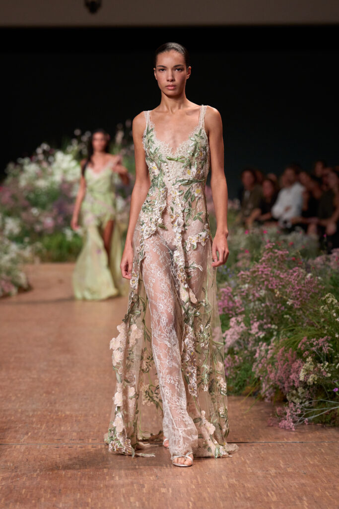 Elie Saab printemps-été 2027 : Jean Harlow, la lingerie et un trench noué 47 FIO01917 TIF RGB 2X3