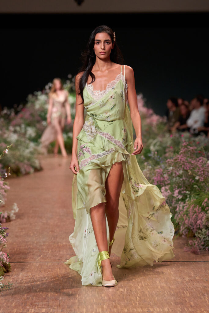 Elie Saab printemps-été 2027 : Jean Harlow, la lingerie et un trench noué 48 FIO01942 TIF RGB 2X3