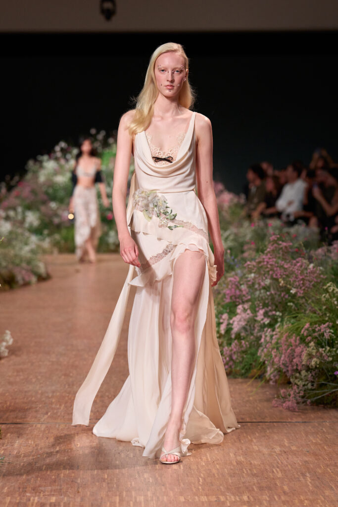 Elie Saab printemps-été 2027 : Jean Harlow, la lingerie et un trench noué 50 FIO02000 TIF RGB 2X3