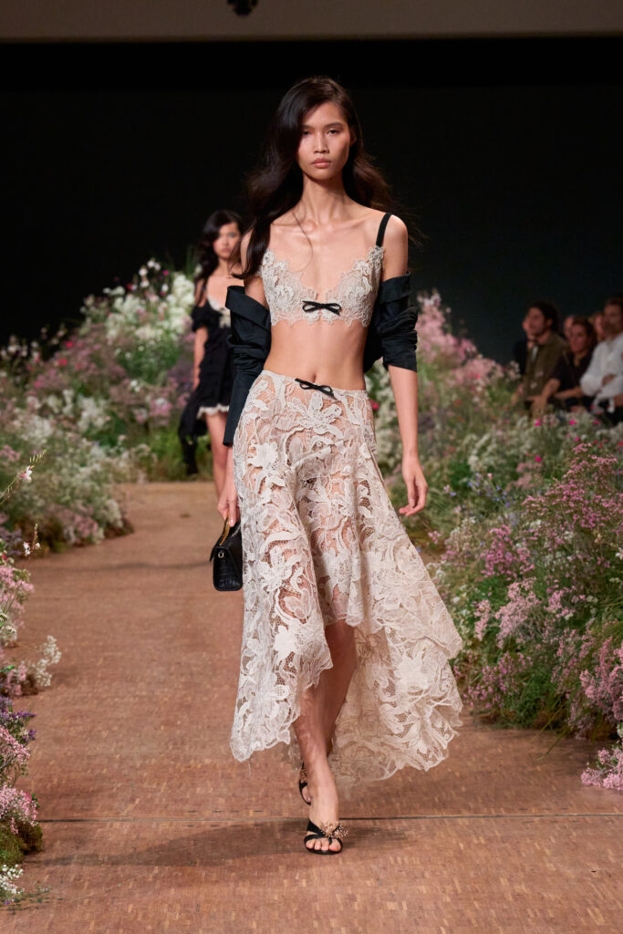 Elie Saab printemps-été 2027 : Jean Harlow, la lingerie et un trench noué 51 FIO02020 TIF RGB 2X3