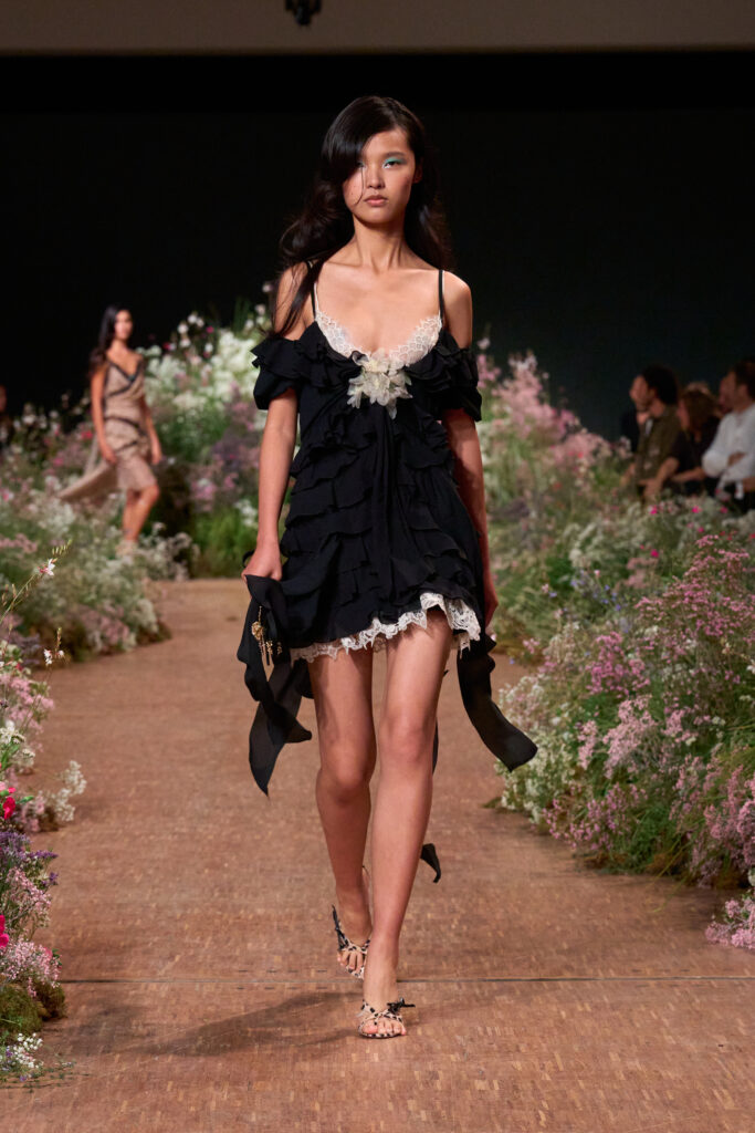 Elie Saab printemps-été 2027 : Jean Harlow, la lingerie et un trench noué 52 FIO02042 TIF RGB 2X3