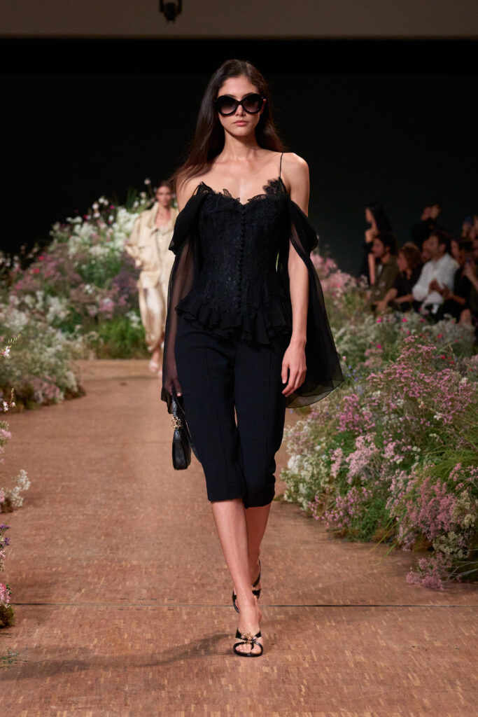 Elie Saab printemps-été 2027 : Jean Harlow, la lingerie et un trench noué 54 FIO02084 TIF RGB 2X3