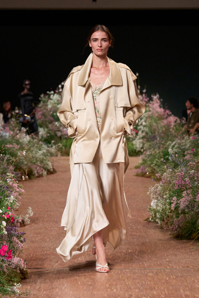 Elie Saab printemps-été 2027 : Jean Harlow, la lingerie et un trench noué 55 FIO02102 TIF RGB 2X3