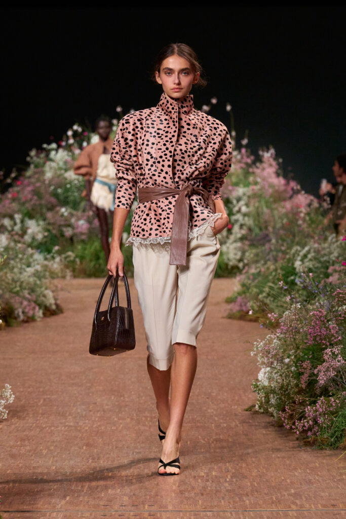 Elie Saab printemps-été 2027 : Jean Harlow, la lingerie et un trench noué 58 FIO02167 TIF RGB 2X3
