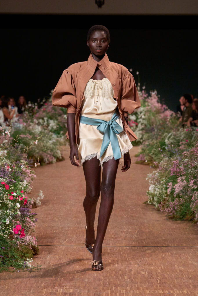 Elie Saab printemps-été 2027 : Jean Harlow, la lingerie et un trench noué 59 FIO02193 TIF RGB 2X3