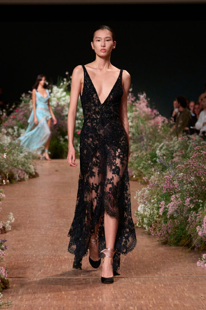 Elie Saab printemps-été 2027 : Jean Harlow, la lingerie et un trench noué 61 FIO02237 TIF RGB 2X3
